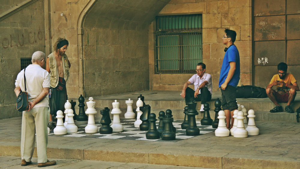 Jugando al ajedrez en el antiguo Hospital de la Santa Creu
