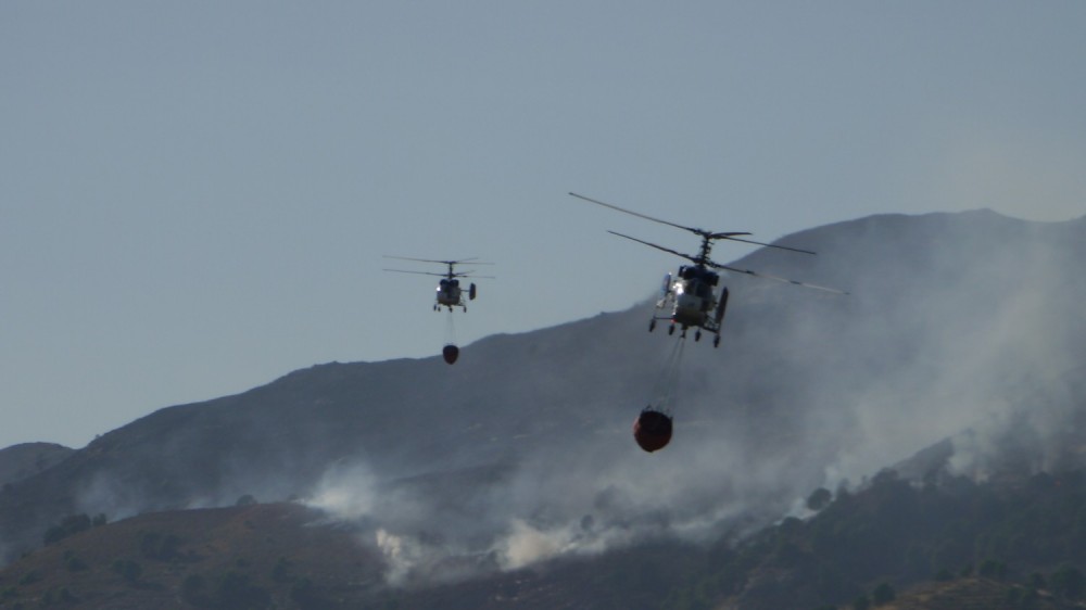 Helicópteros luchando contra un incendio cerca de Sedella, España. Foto tomada con una Lumix G2.