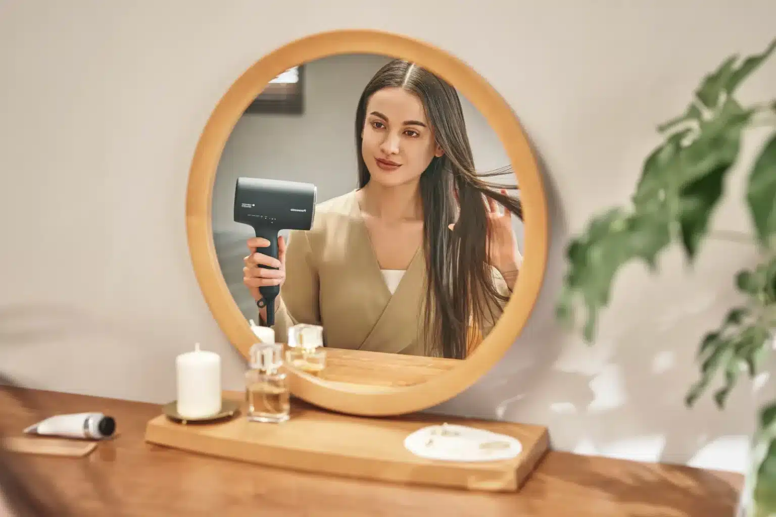 chica usando el secador EH-NA0J