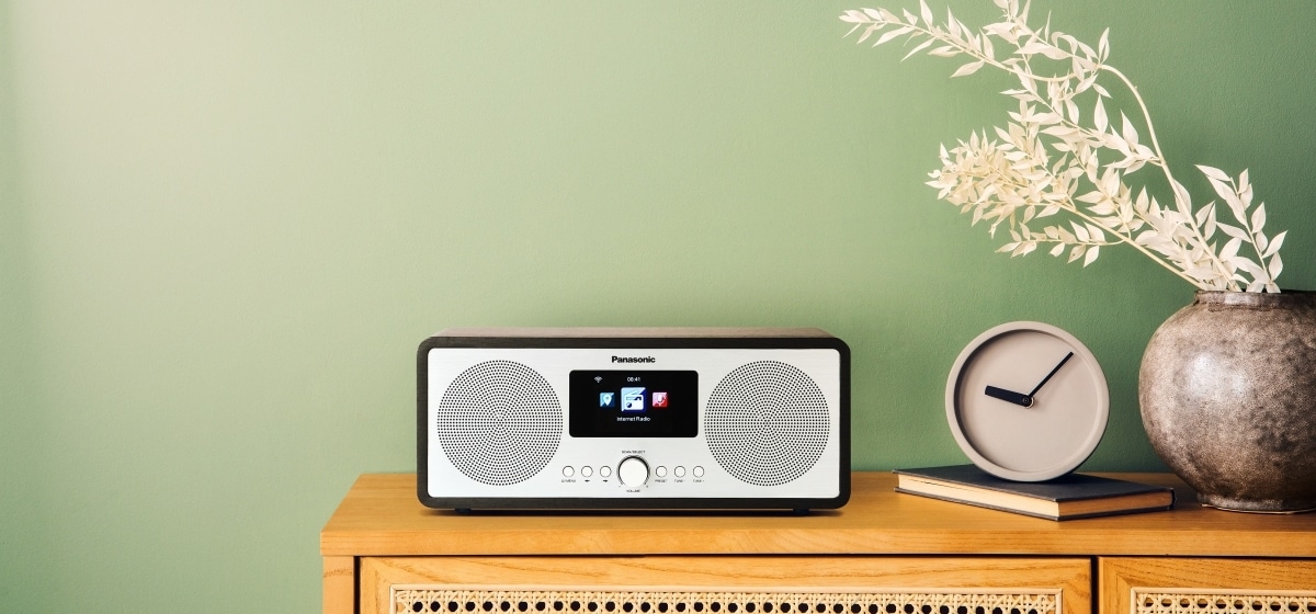 nueva radio Panasonic RF-D40 con DAB+, FM y Bluetooth® que conecta con el mundo a través de Internet