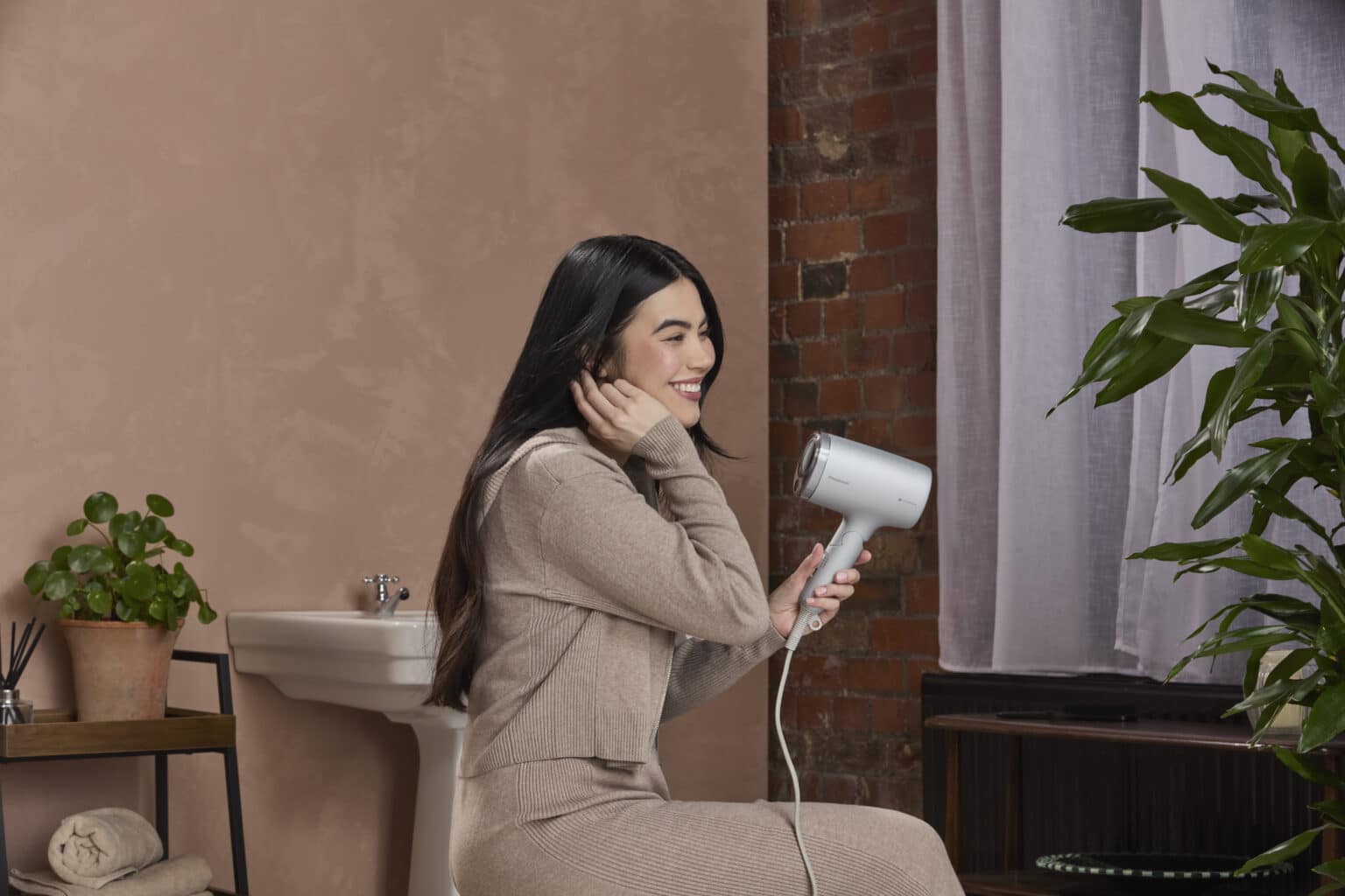 ampliamos nuestra gama de secadores con tecnología nanoe™ para un cabello más suave, brillante y sano