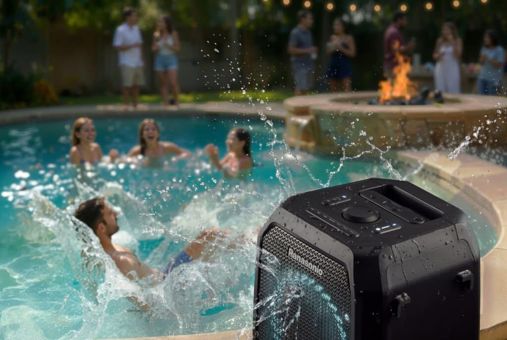Gente en una piscina, con el Altavoz para fiestas BMAX30