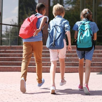 Niños yendo al colegio con su primer móvil Panasonic KX-TU410