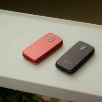 Teléfono Panasonic KX-TU410 de color rojo o negro: Un primer móvil sencillo y seguro para niños