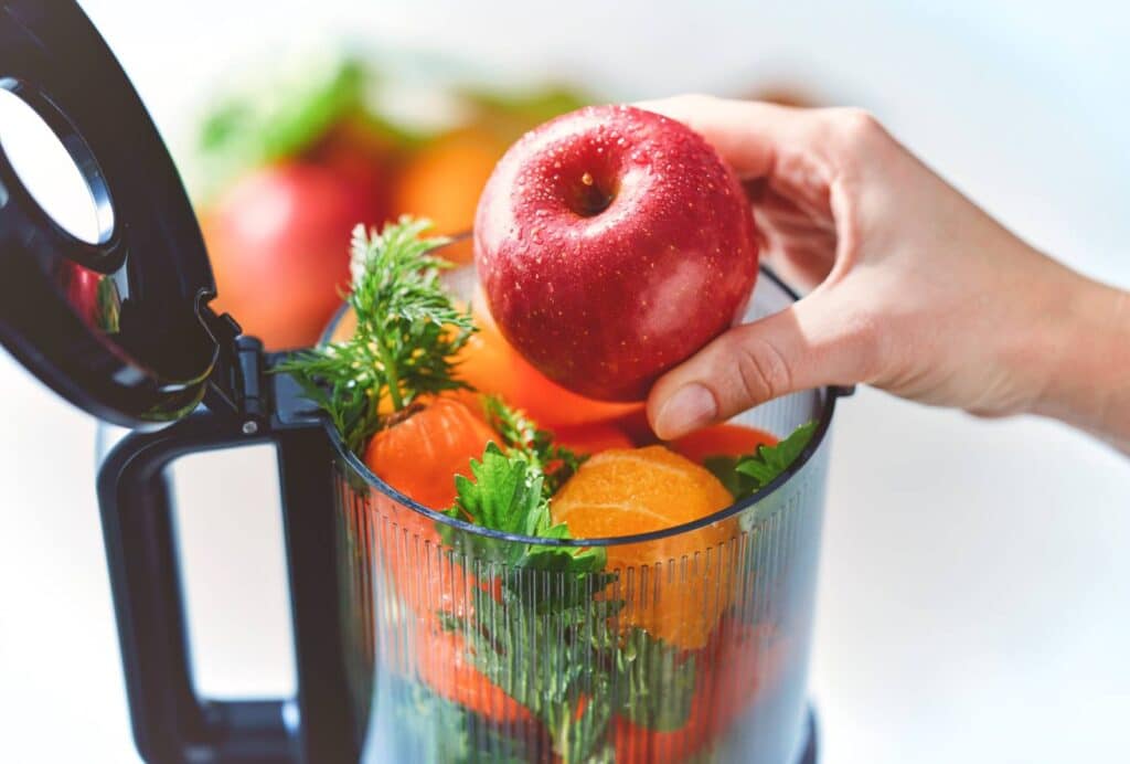 Frutas de temporada en exprimidora de prensado en frío Panasonic